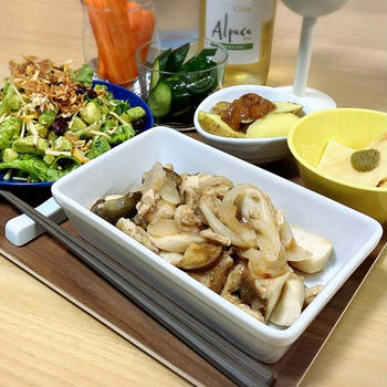 茄子と鶏肉カンタン酢トマト炒め　豆とアボカドのサラダ　の献立。