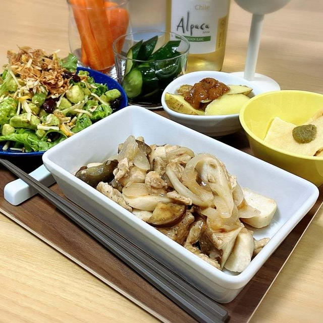 茄子と鶏肉カンタン酢トマト炒め　豆とアボカドのサラダ　の献立。