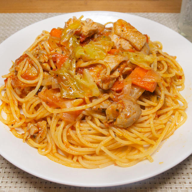 鶏肉とキャベツのトマトソースパスタ