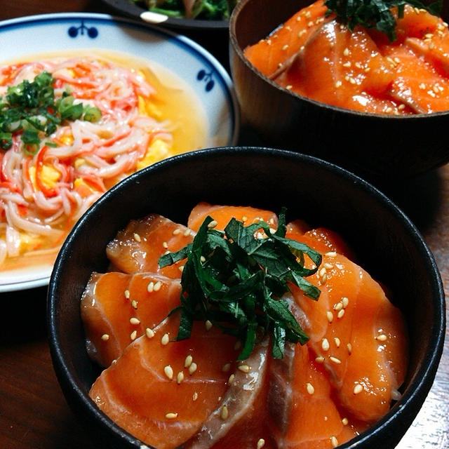 お寿司を食べてる気分♪酢飯で作ったサーモン丼
