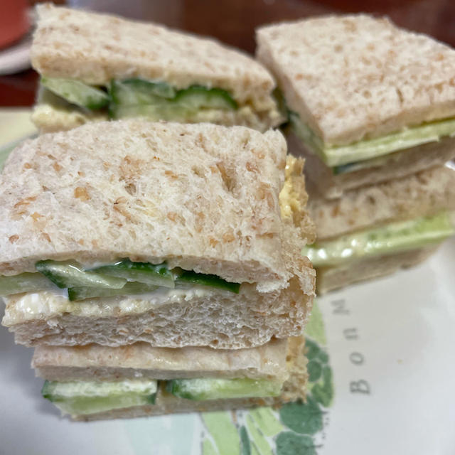 グラハム粉入り角食、きゅうりのサンドイッチ