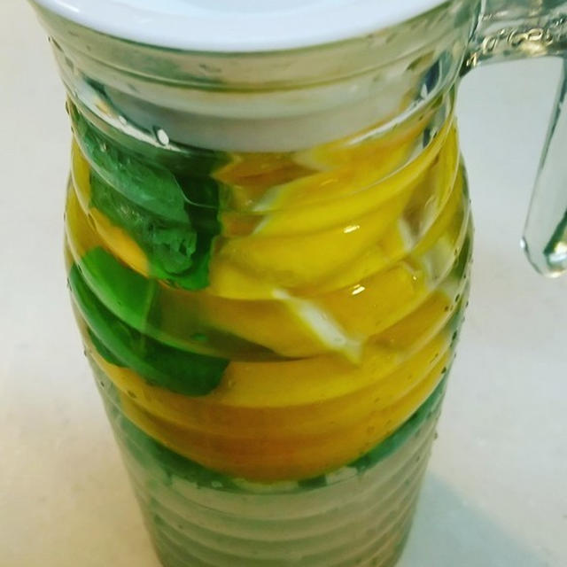 ゆりりんさんの日向夏のフレーバーウォーター作りました。