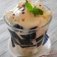 キリとコーヒーゼリーとバニラアイスのグラスパフェ