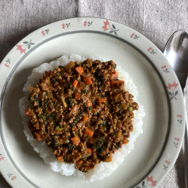 今年のカレーは、丁寧で端正な喫茶店のドライカレー