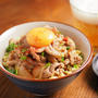 メシ通！炒り豆腐スタ丼、ご飯の代わりに炒り豆腐を使い、低糖質高タンパクレシピ