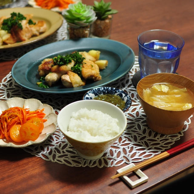 今夜は飲み会♪飲み物片手に集合です【いつもよりちょっとだけ丁寧に作る鶏もも肉のパセリのお肉】で晩ごはん