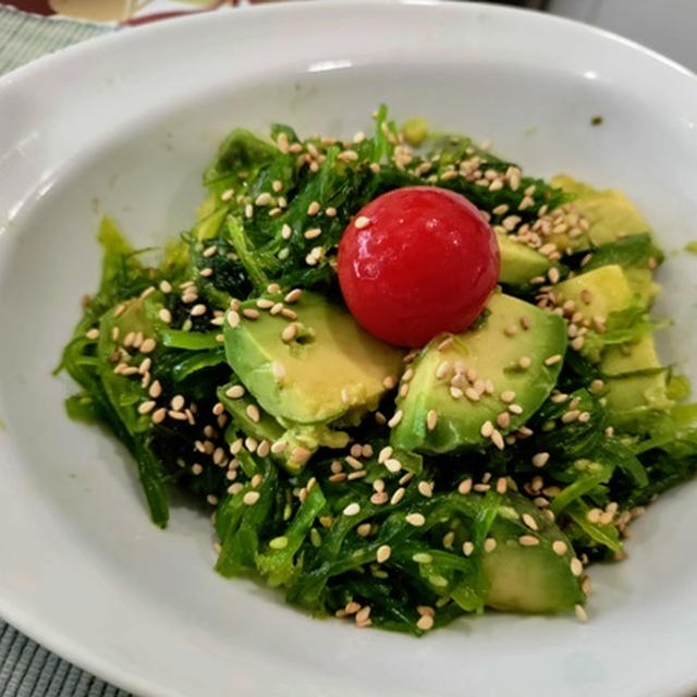 大きな切り株を掘り起こしたよ ～ 茎わかめサラダとアボカド