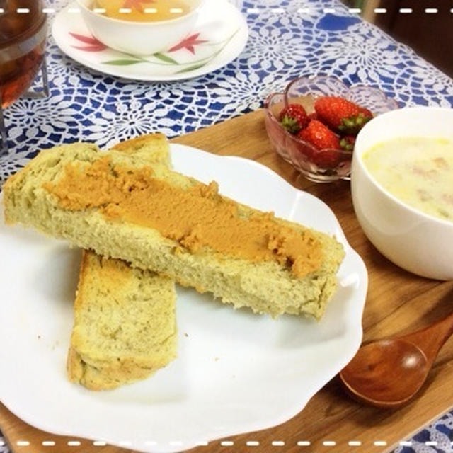 ヨモギ食パンと白菜のミルクスープで朝ごはん