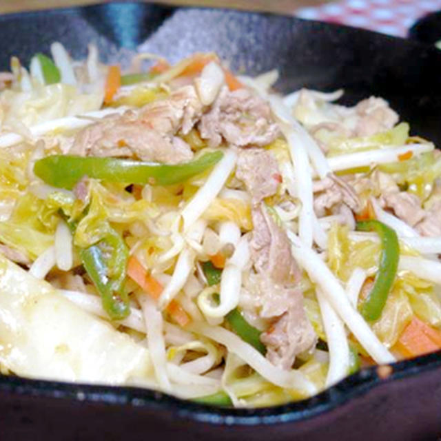 今日の晩御飯/スキレットで作る、ピリ辛がたまらない「野菜たっぷり大人の野菜炒め」と、子供も喜ぶ「ハンバーグ」。簡単なのに食べ応えもバッチリ。