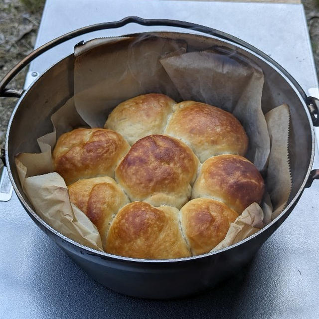 キャンプで簡単！ダッチオーブンで手作りパン！