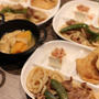 焼きうどんで晩ごはん＼(^o^)／眠気と戦い中(；´∀｀)