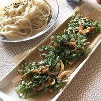 暑い日のお昼ごはんに冷たい麺と「春菊と桜えびのかき揚げ」。