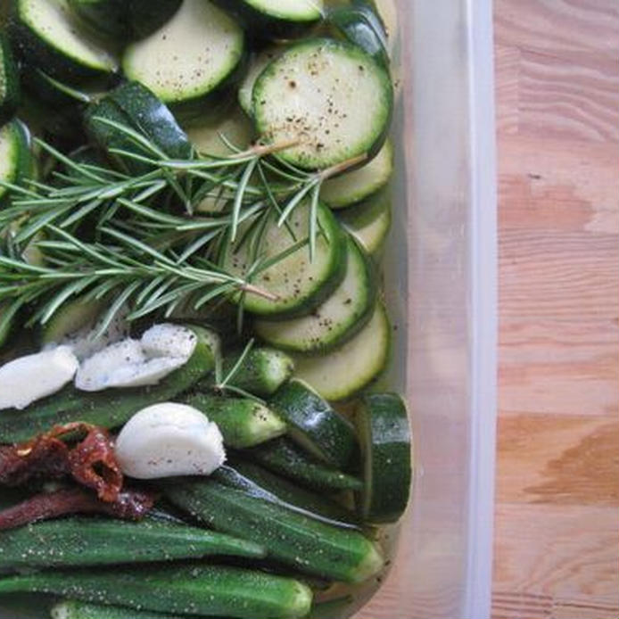 7. 夏野菜で作るおしゃれな箸休め。ズッキーニとオクラのピクルス
