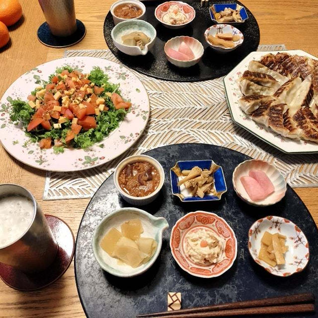 京都珉珉餃子焼いてる間に3品作ってサラダと小鉢6品のやっつけ晩酌