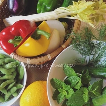 定番夏野菜を、ハーブとフルーツで。