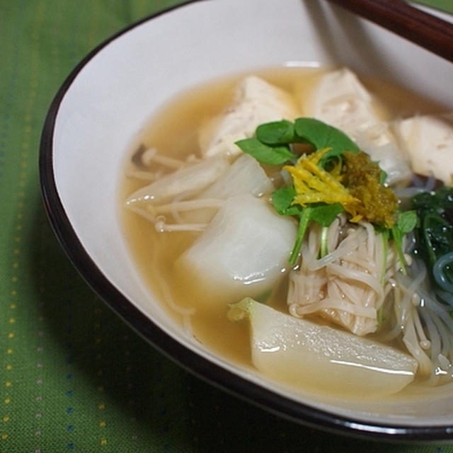 柚子たっぷり・七草湯豆腐。