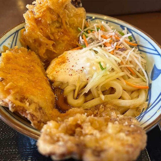 丸亀製麺の甘辛しょうがダレのはみ出る豚天ぶっかけうどん