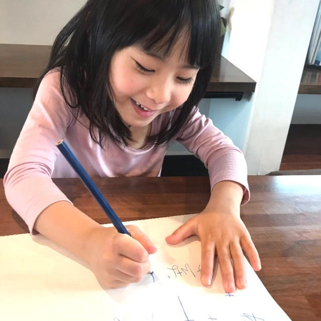 4歳、文字の練習をする。