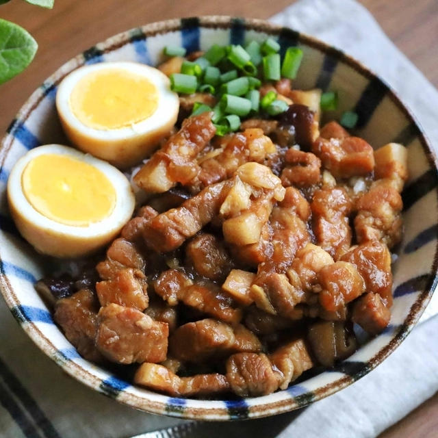 暑い日は黒い肉を食え！！！コーラで旨い「魯肉飯」