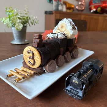 【チョコ好きの子に】簡単！！チョコバナナの機関車ケーキ＊3歳の誕生日ケーキ