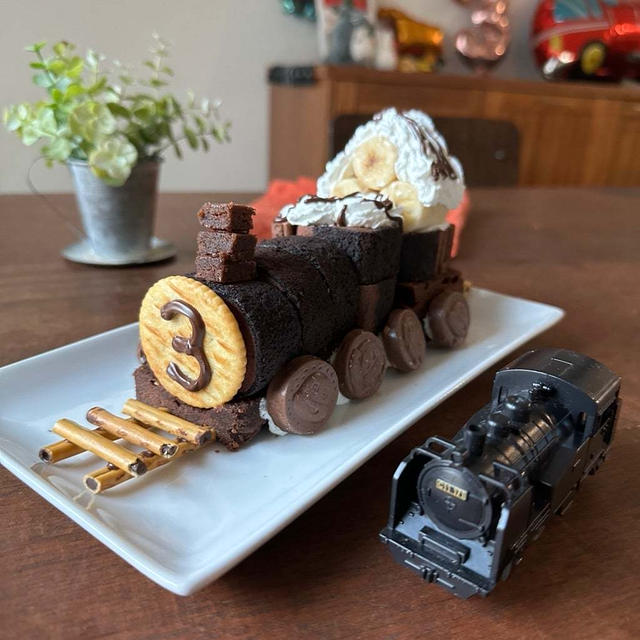 【チョコ好きの子に】簡単！！チョコバナナの機関車ケーキ＊3歳の誕生日ケーキ