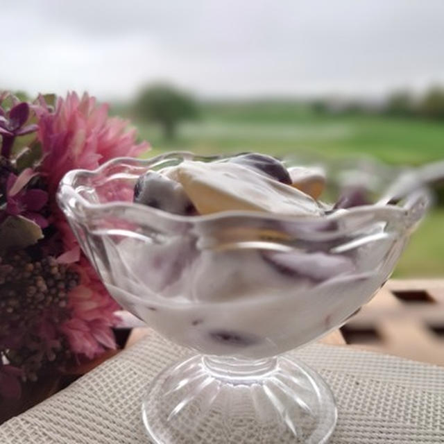 プラムとさくらんぼのヨーグルトサラダ～簡単でも私には特別