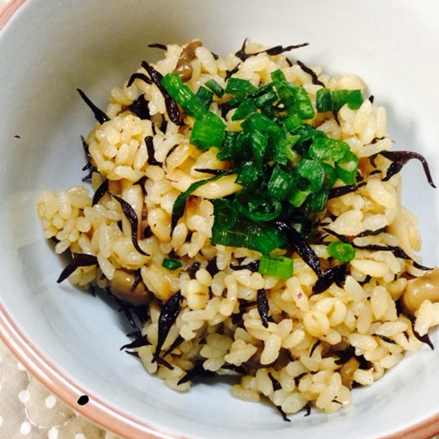 マタママご飯にぴったり！ヘルシーでお手軽♪【ひじきとしめじの炊き込みごはん】