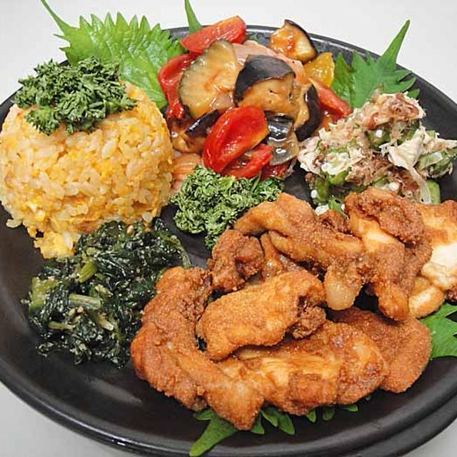 盛り沢山！☆ 鶏肉の唐揚げ＋夏野菜のトマトソース和え＋惣菜