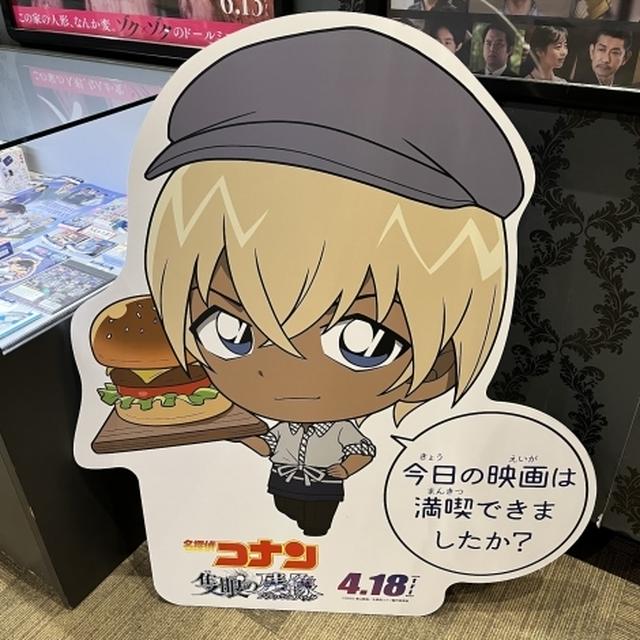 映画館の看板とポスター