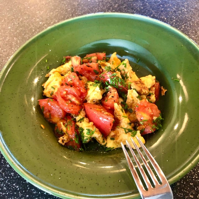 【夏レシピ】トマトと卵のオリーブオイルソテー