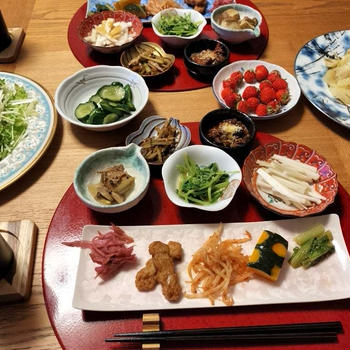 きゃべつのアンチョビ炒め、蒸しなすとプチトマトのマリネでマカロニサラダ、小鉢10品で晩酌