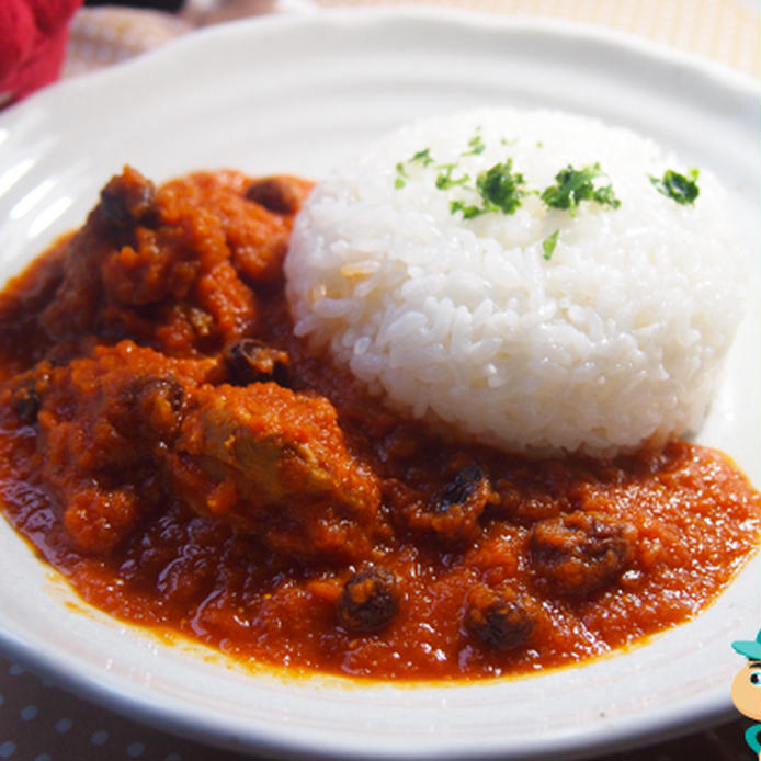 白い皿に盛られたトマトとみそのカレー