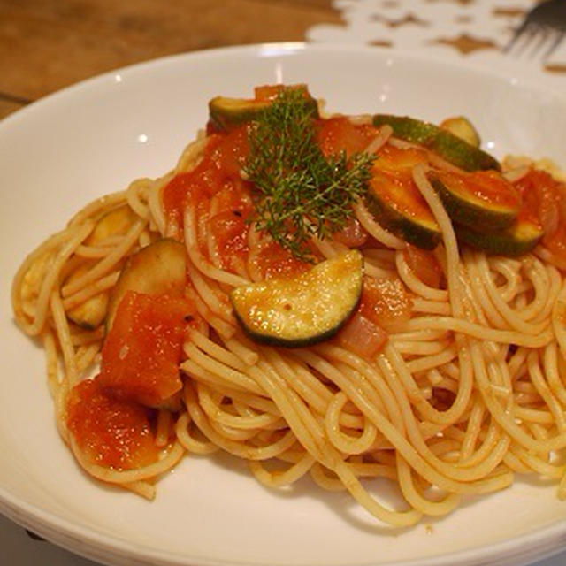 フェンネルを添えたズッキーニのトマトパスタ