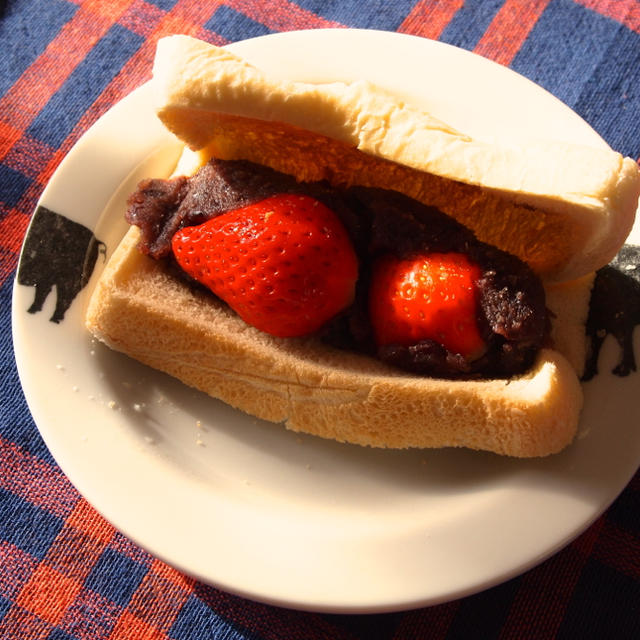 知ってた？トーストにいちごとあんこを挟んで食うと超うまいんだよ！