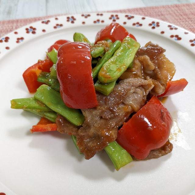 【赤ピーマンとあき豆と豚肉の中華炒め】あき豆はスジナシ豆の平たい豆です。