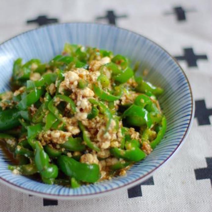 器に盛られた豆腐とピーマンのしょうゆ炒め