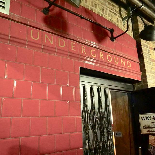 ロンドン秘密の酒場「Cahoots」へ