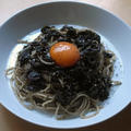 海苔、胡麻、オリーブの黒いパスタ