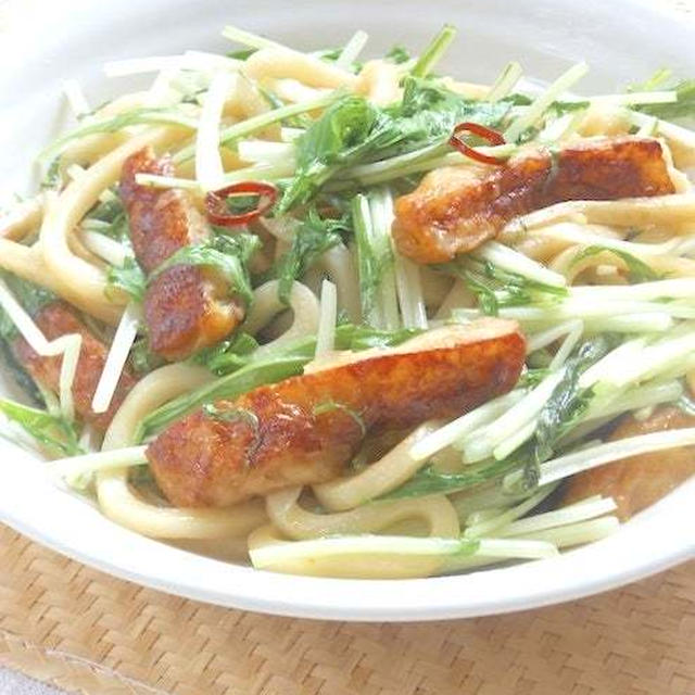フライパン蒸しでパパッと簡単〜シャキッと食感の水菜とさつま揚げのシンプル焼きうどん。