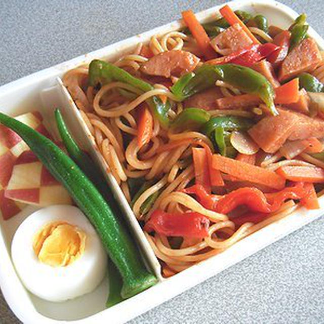 ナポリタン弁当。脱走を企てるきなこ