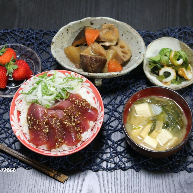 藁焼きカツオの黒塩タタキ