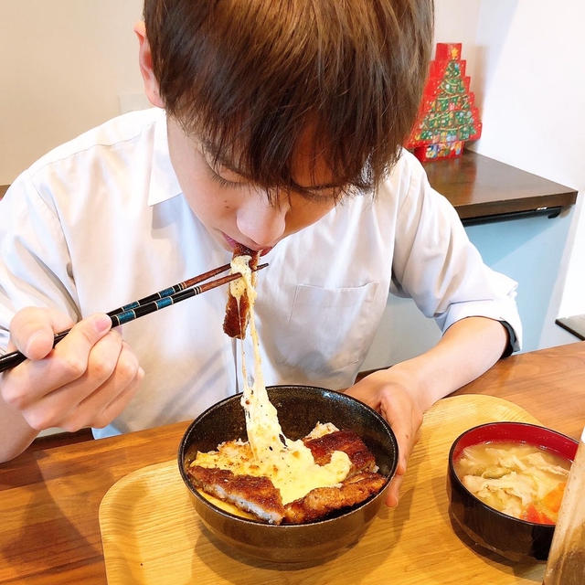 ランチはチーズソースカツ丼です！！