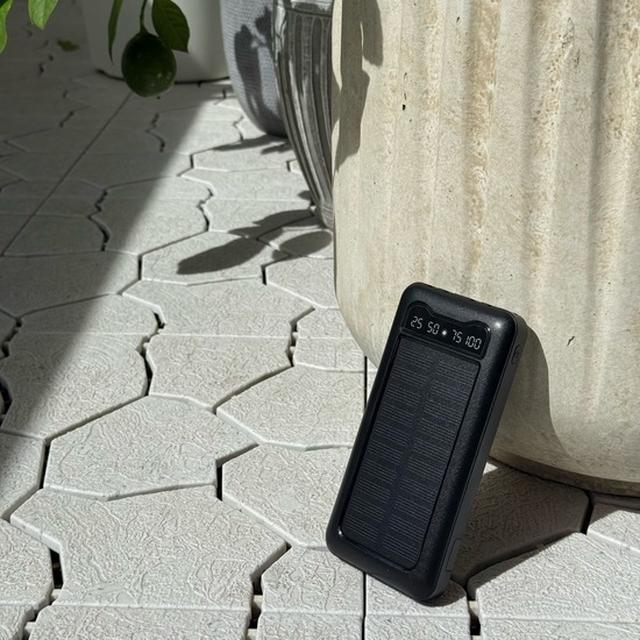 【PR】災害時にあると心強い、ケーブル内蔵のソーラー充電器