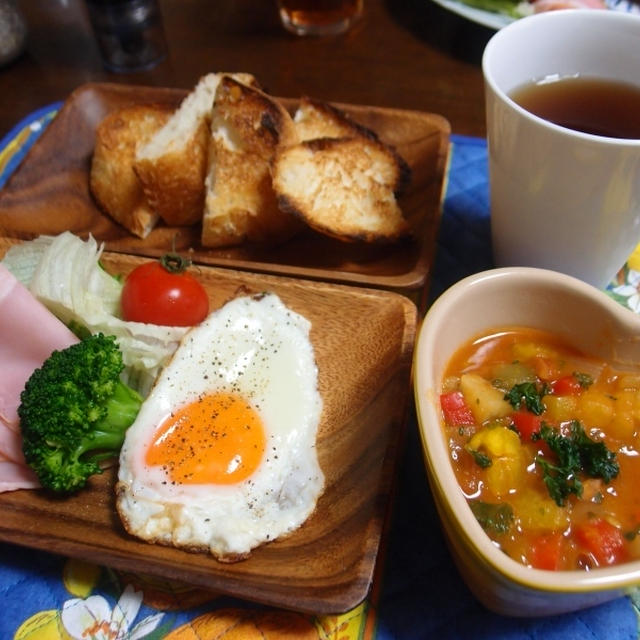 朝ごパンと沖縄フルーツ、ランチは豆カレー