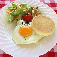 朝ごはんに♪「とろ～り半熟目玉焼き！イングリッシュマフィンのワンプレート」
