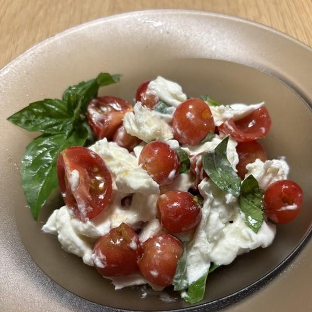 さくらんぼとフルーツトマトのカプレーゼ。冷やしたスパークリングワインと合わせたい、超簡単で旬を味わえるおつまみ。