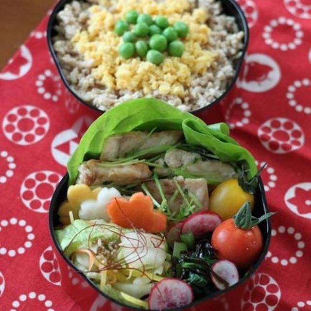 かじきのｶﾞｰﾘｯｸﾊﾞﾀｰとそぼろご飯 ✿ 野菜そば(๑¯﹃¯๑)♪