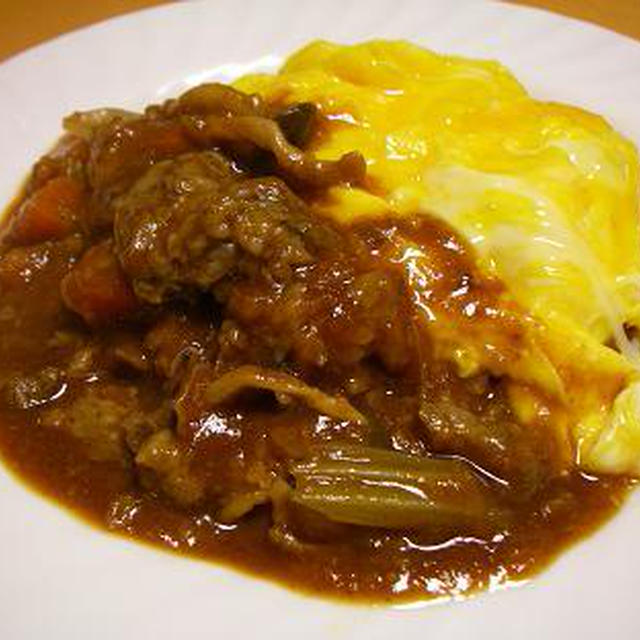 とろり牛すじシチューのオムライス