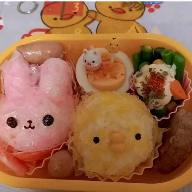 削りかまぼこでうさぎさんとひよこちゃんおにぎり弁当〖デコ     #平日お昼ご飯はお弁当or外食