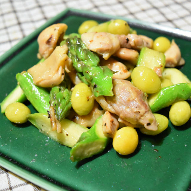 鶏肉とアスパラの塩麹オイスター炒め。銀杏で秋を感じる和風の炒め物。